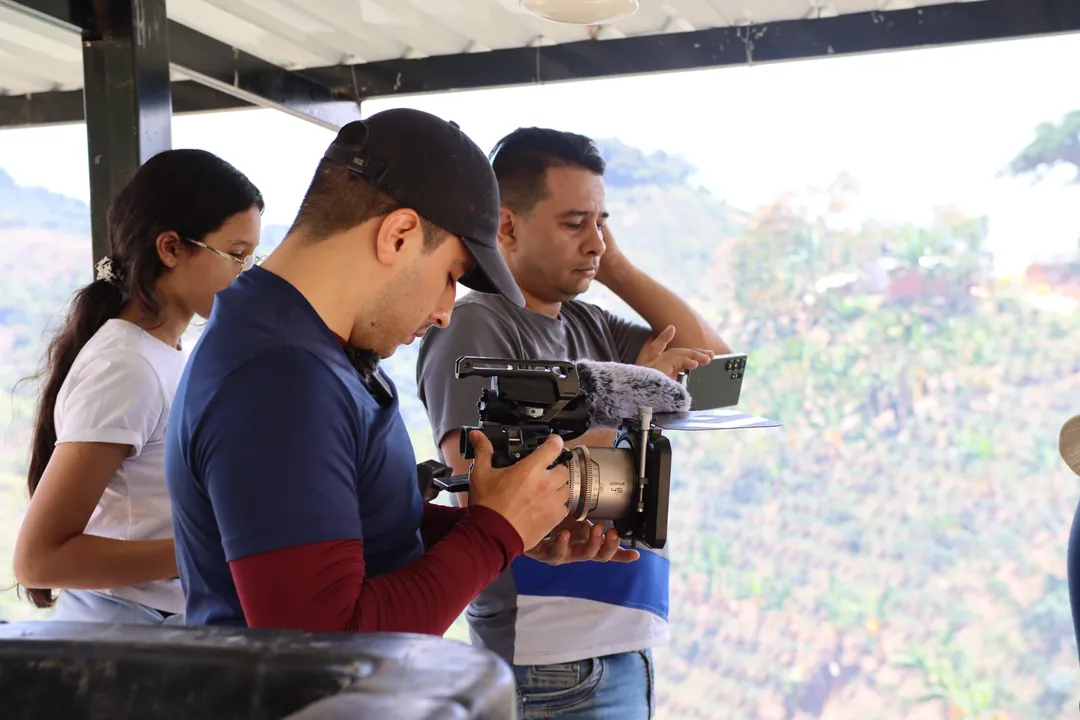Equipo audiovisual durante una grabación en el territorio