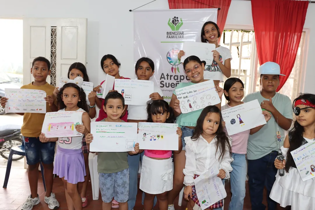 Niñas y niños presentan dibujos y proyectos