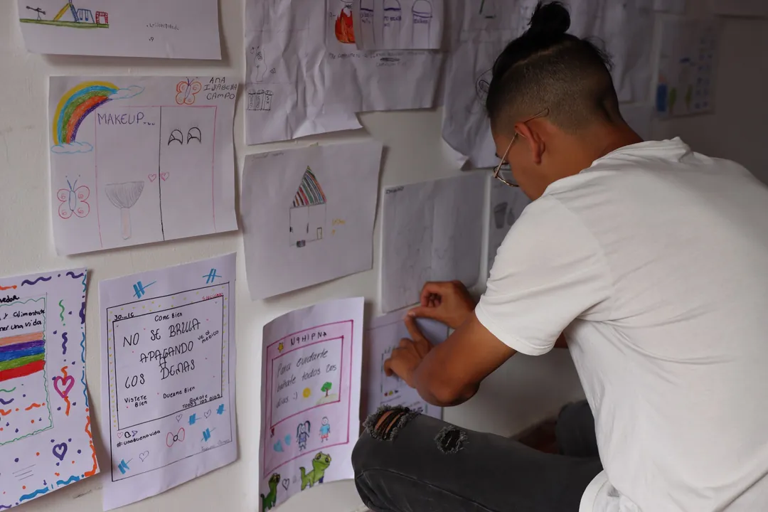 Exposición de dibujos de formación comunitaria