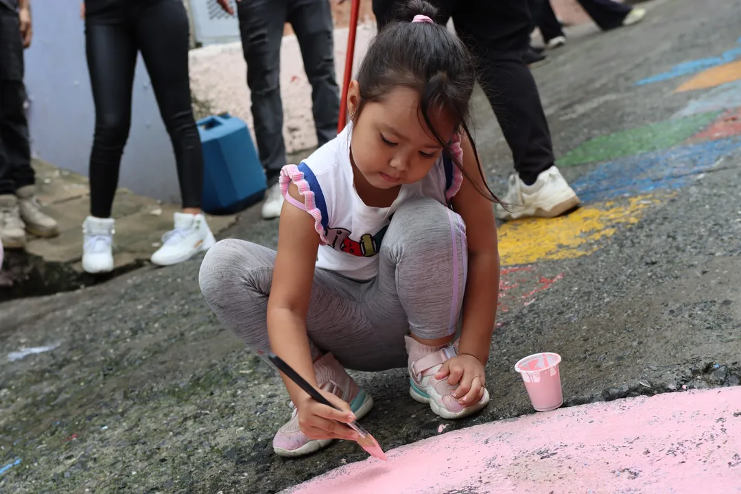 Niña participa en una jornada de pintura